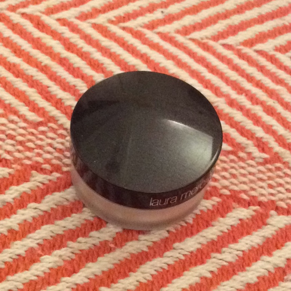 New LAURA MERCIER Invisible Setting Powder - Picture 2 of 5